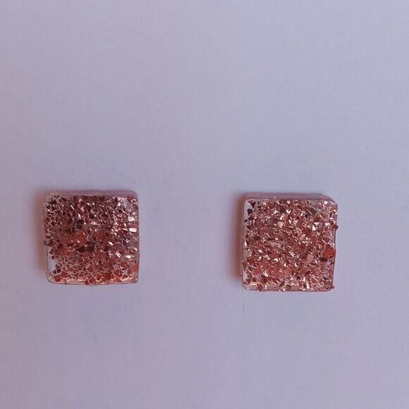 Rose gold resin stud earrings - Picture 2 of 2